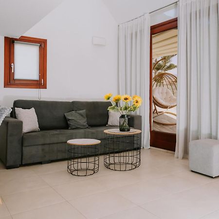 Sun Stories Suites Vóthon Екстериор снимка