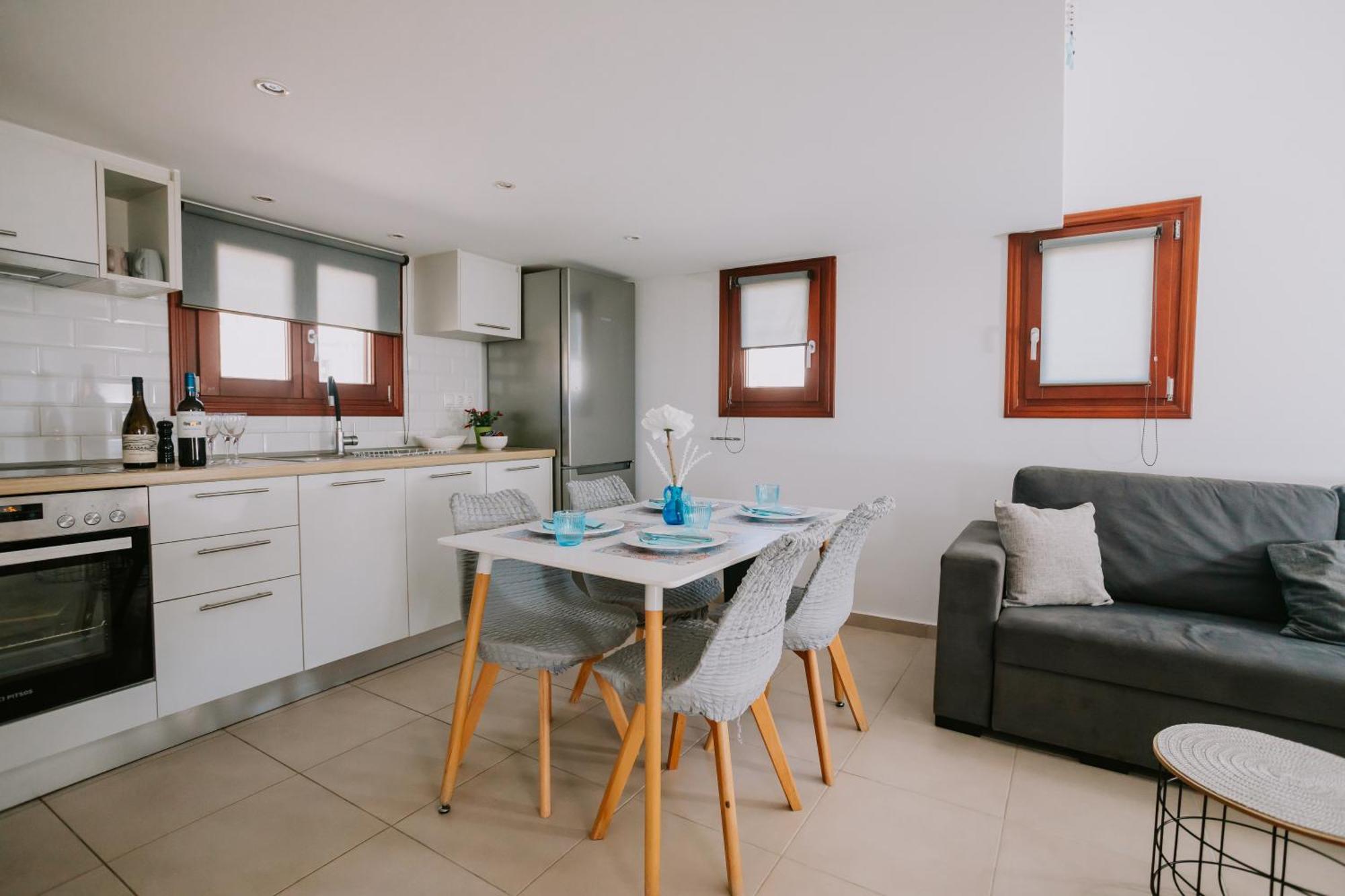 Sun Stories Suites Vóthon Екстериор снимка