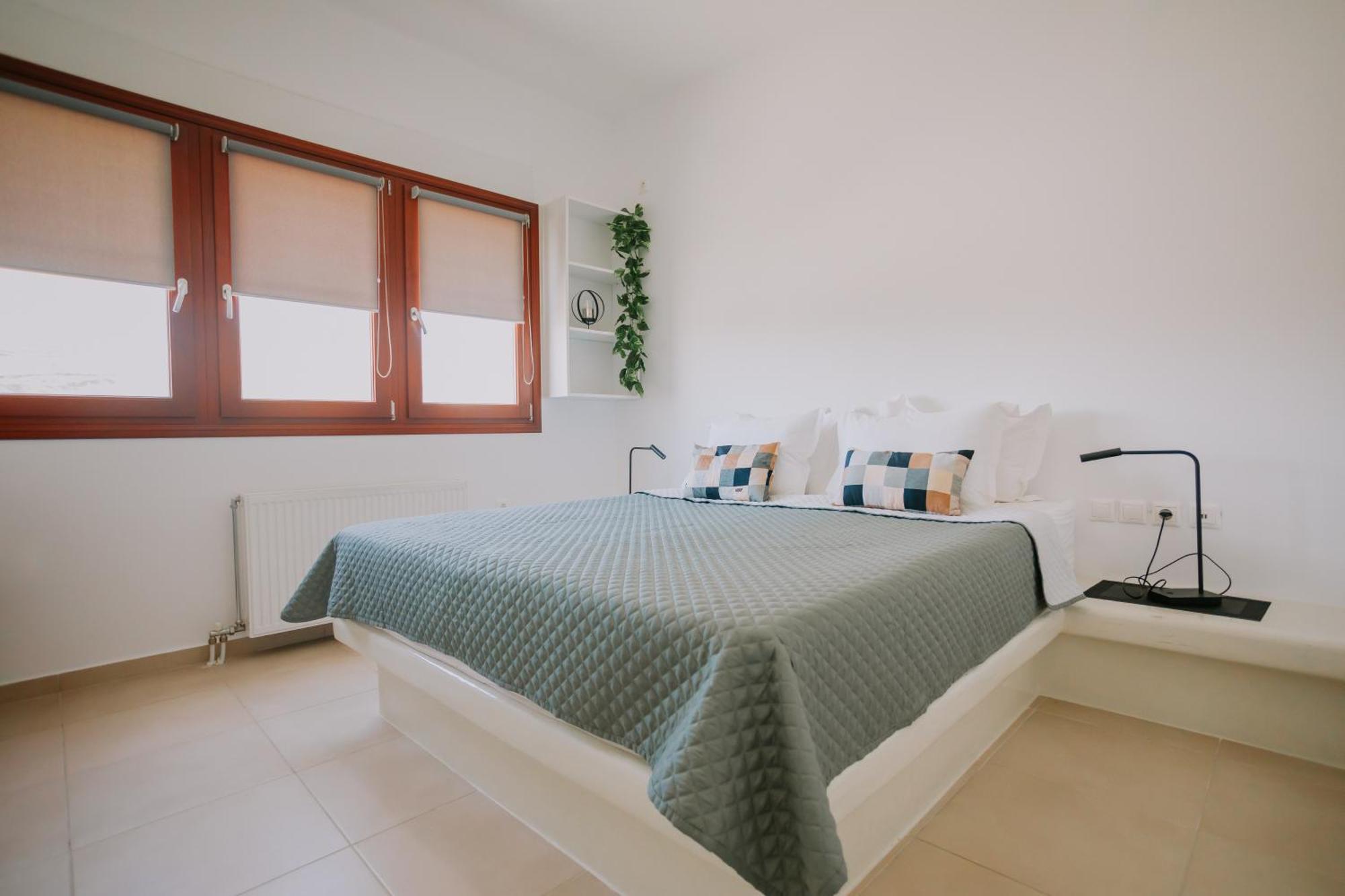 Sun Stories Suites Vóthon Екстериор снимка