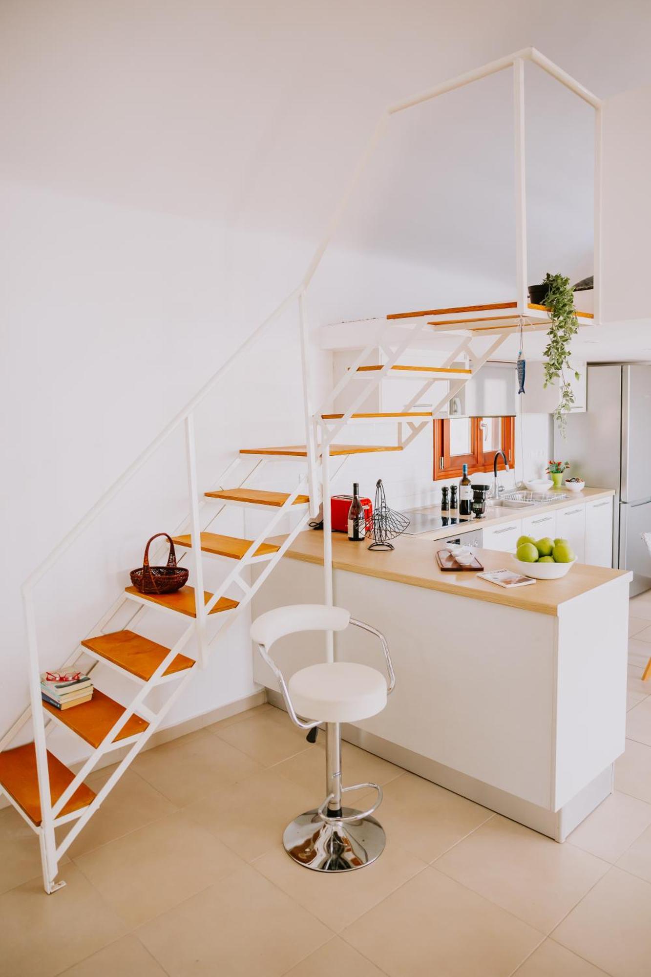 Sun Stories Suites Vóthon Екстериор снимка